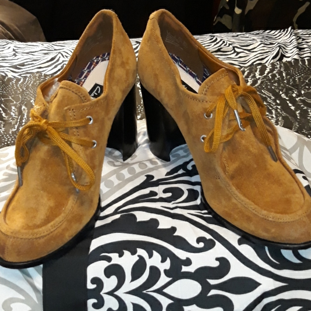 Clark's Cass Day Tan Suede blocks